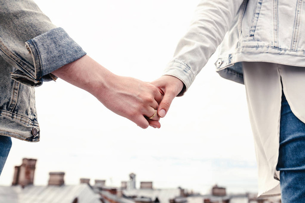 Muž a žena se drží za ruce - Fotografie, Obrázek