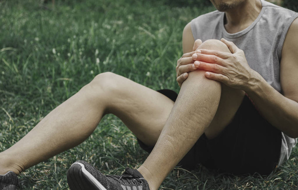 Ένας άντρας προσκολλάται σε ένα κακό πόδι. Ο πόνος στο πόδι της. Υγεία και πόνος - Φωτογραφία, εικόνα