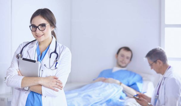 Arts controleren hartslag van patiënt in bed met de stethoscoop - Foto, afbeelding