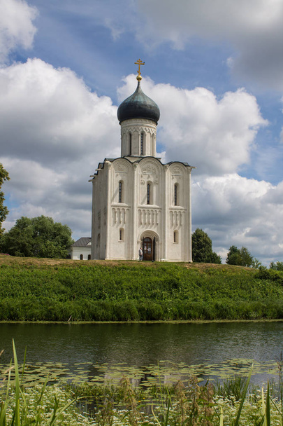 White stone Church of the Intercession on the Nerl with reflection in the water summer day Russia - Фото, зображення