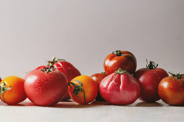 Variété de tomates mûres
 - Photo, image