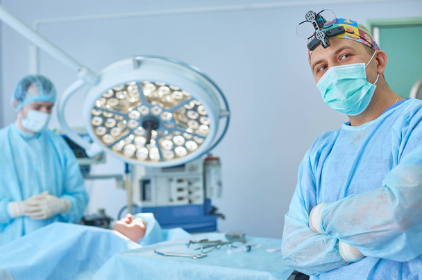 Plusieurs médecins entourant le patient sur la table d'opération pendant t
 - Photo, image