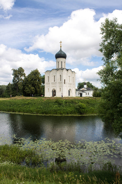 White stone Church of the Intercession on the Nerl with reflection in the water summer day Russia - Foto, afbeelding