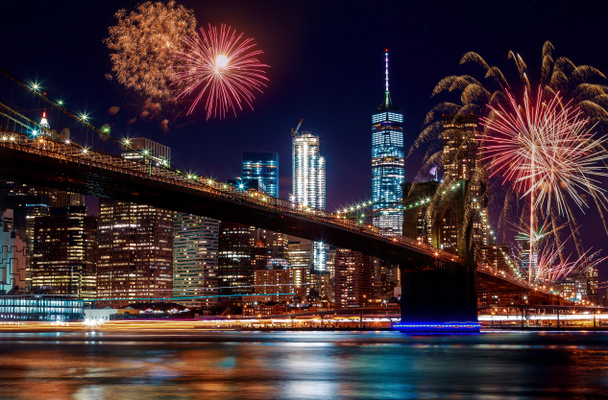 Most Brookliński o zmierzchu w Nowym Jorku kolorowe i żywe fajerwerki - Zdjęcie, obraz