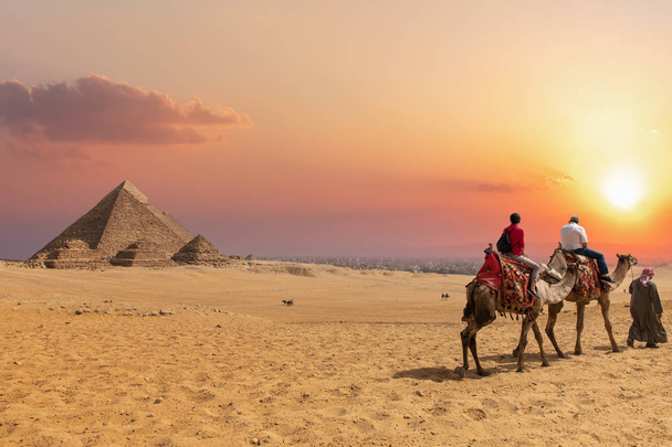 Het piramidecomplex van Gizeh en Arabieren op kamelen, Egypte - Foto, afbeelding