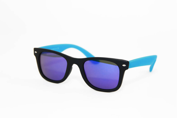 occhiali da sole estivi in montatura di plastica blu e lenti viola
 - Foto, immagini