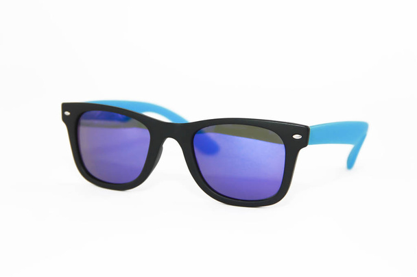 Sommersonnenbrille mit blauem Kunststoffrahmen und lila Gläsern - Foto, Bild