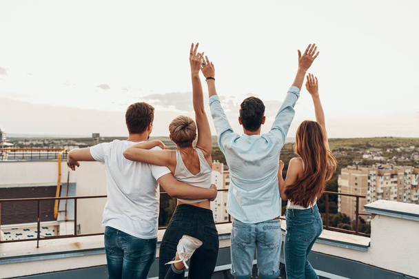 Группа друзей на свежем воздухе на крыше
 - Фото, изображение