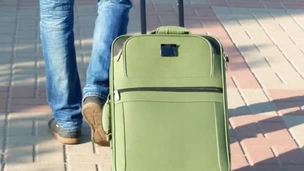 Κοντινό πλάνο των ποδιών του ανθρώπου με τη βαλίτσα με τις αποσκευές στο αεροδρόμιο. - Πλάνα, βίντεο