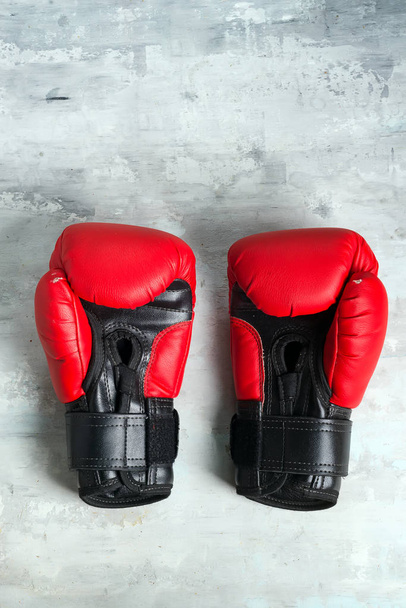 Пара червоних боксерських рукавичок на сірому фоні
, - Фото, зображення