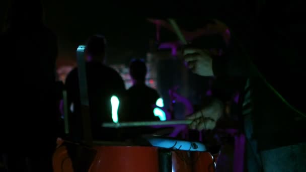 Τα χέρια χρησιμοποιούν ντραμς στη νυχτερινή συναυλία - Πλάνα, βίντεο