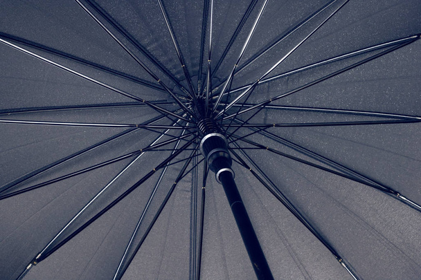 Duży czarny parasol dolny widok bliska - Zdjęcie, obraz