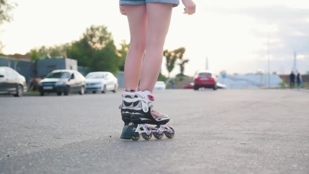 Nastoletni Dziewczyna w rolkach łyżwach na drodze-światło dzienne - Materiał filmowy, wideo