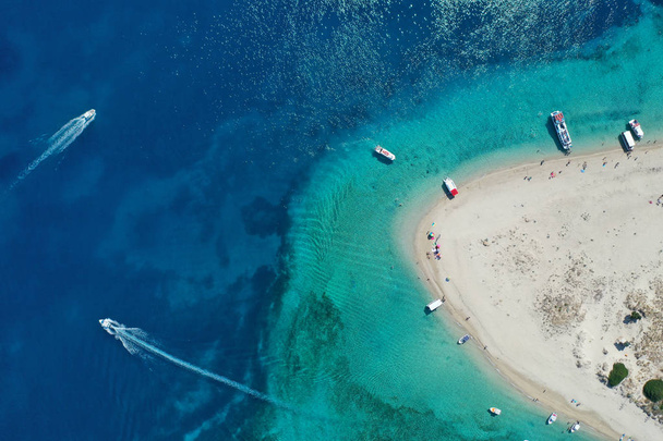 Antenni drone näkymä ikoninen pieni asumaton saari Marathonisi jossa kirkas vesi, hiekkaranta ja luonnon hautomo Caretta-Caretta merikilpikonnia, Zakynthos, Kreikka
 - Valokuva, kuva