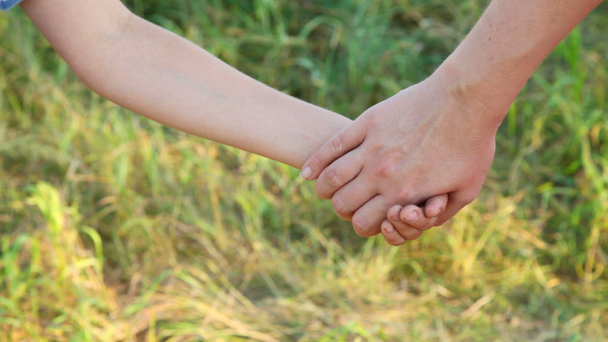 Руки молодой женщины и мальчика соединяются
 - Кадры, видео