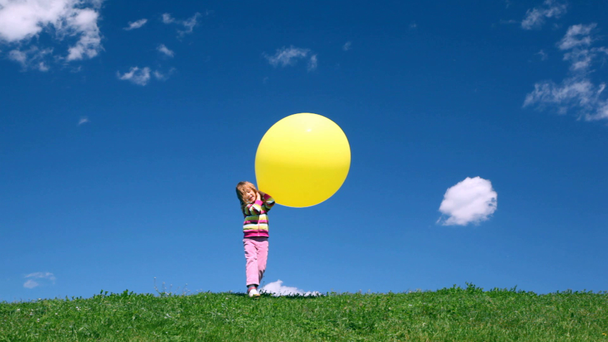 Lány-hegyről, kezében buborék - Felvétel, videó