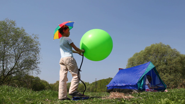 Fiú szivattyúk labdát, lány belsejében sátorban rendet erdő - Felvétel, videó