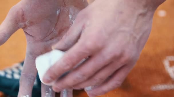 Sportler schmiert Hände mit Kreide vor Spielbeginn. Menschliche Hände in der Kreide - Filmmaterial, Video