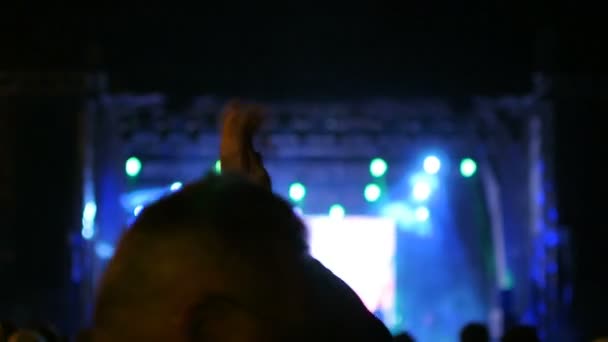Αρσενικό ανεμιστήρα χέρια σε μέταλλο συναυλία εκδήλωση εμφάνιση σιλουέτα μακριά μαλλιά αρσενικό - Πλάνα, βίντεο