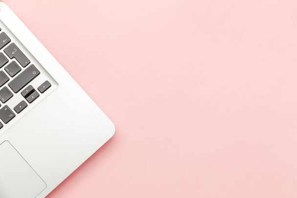 Teclado ordenador portátil aislado sobre fondo de escritorio pastel rosa. Tecnología de la información moderna y avances de software
 - Foto, imagen