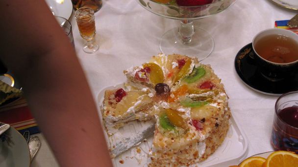 Pastel se corta y luego se sirve en el banquete
 - Metraje, vídeo