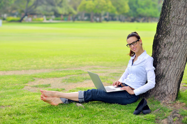 Женщина с ноутбуком в парке
 - Фото, изображение