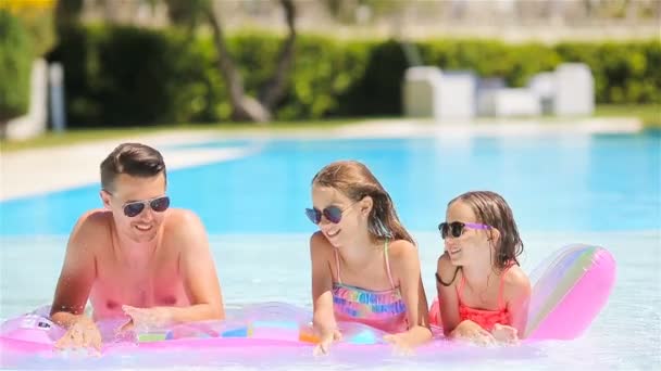 Ojciec i dwoje dzieci korzystających lato wakacje w luksusowym basenie - Materiał filmowy, wideo
