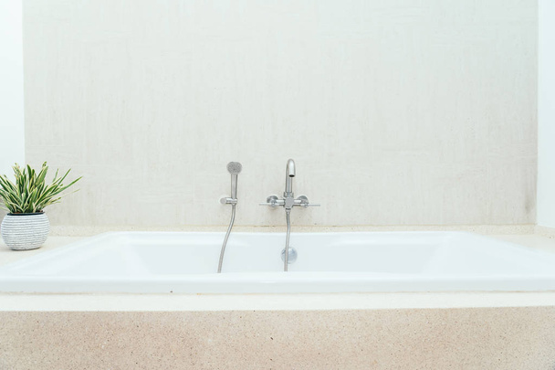 Linda decoração de banheira branca de luxo interior do banheiro
 - Foto, Imagem