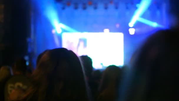 Το πλήθος έχει τη διασκέδαση στο μέταλλο συναυλία εκδήλωση δείχνουν κούνημα κεφάλι ανεμιστήρα μακριά μαλλιά - Πλάνα, βίντεο