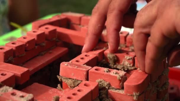 Egy ember épít egy játéképület - Felvétel, videó