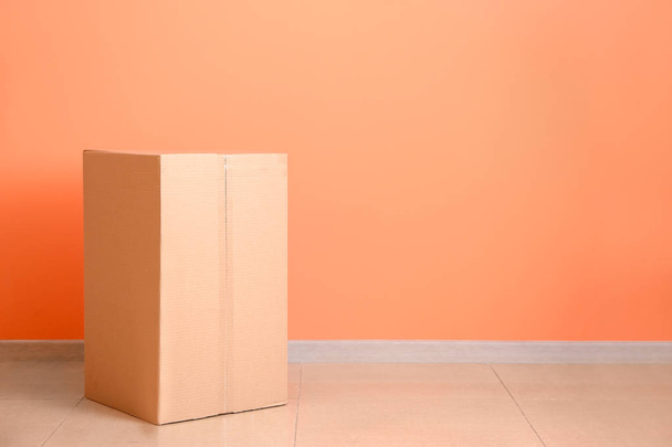 Cardboard box near color wall - Foto, Imagem