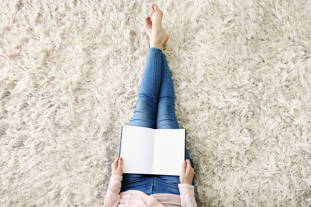Gyönyörű fiatal nő olvasott könyv otthon, felülnézet - Fotó, kép