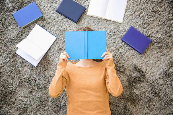 Studentin liest Bücher zu Hause - Foto, Bild