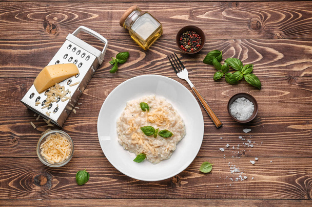 Bord met smakelijke risotto op houten tafel - Foto, afbeelding
