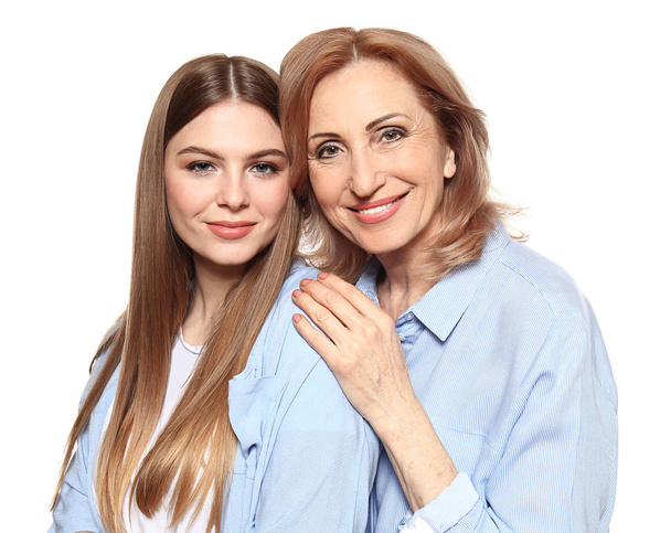 Beyaz arka planda kızı ile mutlu anne Portresi - Fotoğraf, Görsel