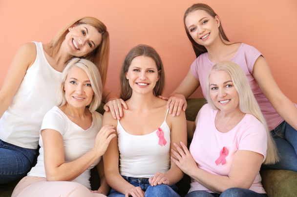 Όμορφες γυναίκες διαφόρων ηλικιών με ροζ κορδέλες στο χρώμα φόντου. Έννοια του καρκίνου του μαστού - Φωτογραφία, εικόνα