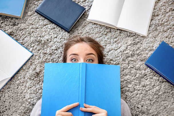 Жіночий студент читає книги вдома
 - Фото, зображення