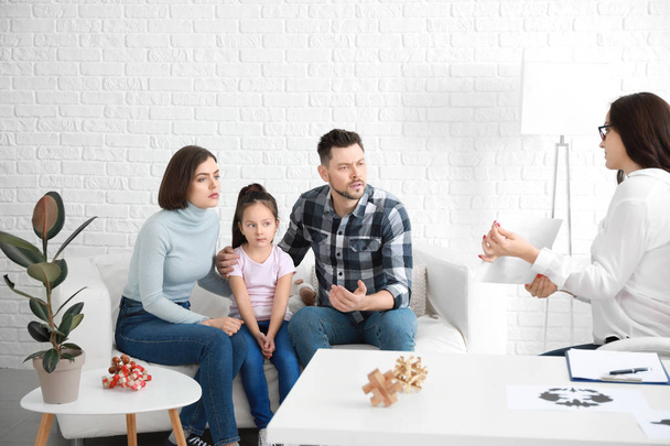 Family visiting psychologist in office - Zdjęcie, obraz