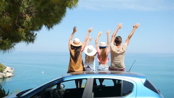 Καλοκαιρινή εκδρομή με αυτοκίνητο και νεαρή οικογένεια σε διακοπές - Πλάνα, βίντεο