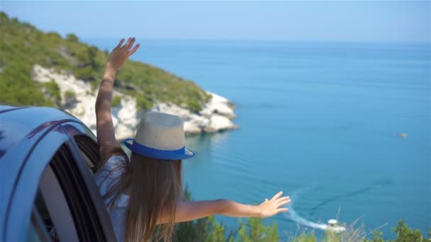 A nyaralás utazás autóval kislány gyönyörű táj háttér - Felvétel, videó