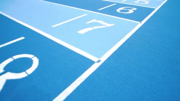 Sportliche Laufstrecken in blauen Farben mit unterschiedlichen Nummern. Anzahl der Fahrstreifen - Filmmaterial, Video