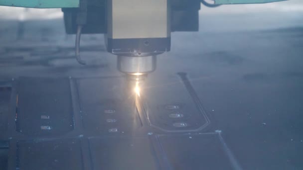 Zbliżenie laserowe cięcie blachy z jasnym błyszczy w fabryce - Materiał filmowy, wideo