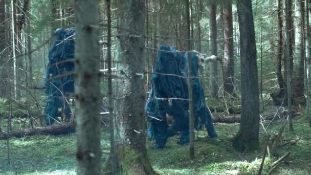 Misteriosos monstruos con largas piernas corriendo por el bosque. Bestias fantásticas
 - Metraje, vídeo
