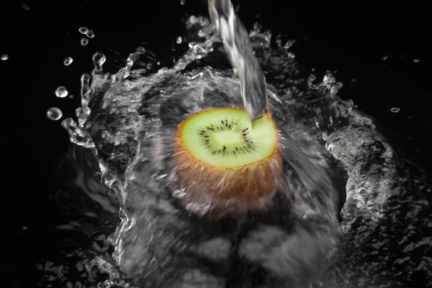 Water poured on an kiwi - Фото, зображення