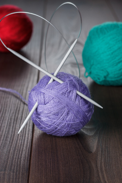 Knitting needles and balls of threads - Fotoğraf, Görsel