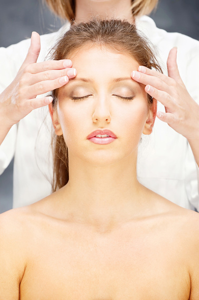 woman on head massage - 写真・画像