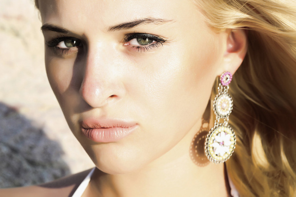 schöne blonde junge Frau mit geheimnisvollen Augen - Foto, Bild