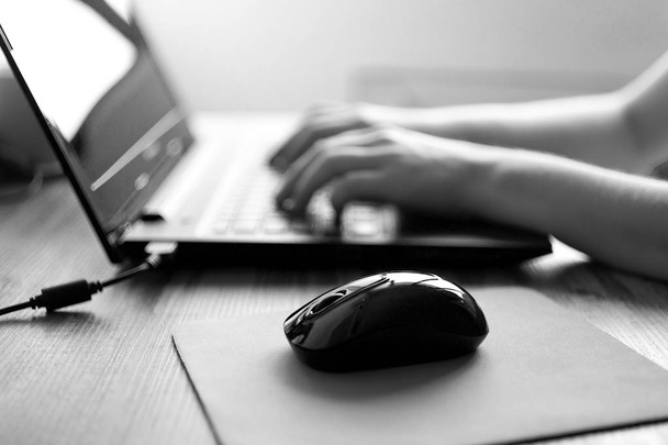 Dizüstü bilgisayar klavyesinde yazan eller, siyah beyaz - Fotoğraf, Görsel