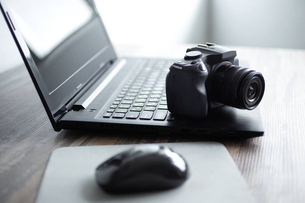 Fotógrafo o concepto de fotografía de stock, cámara negra digital cerca de la computadora portátil en la estación de trabajo de escritorio
 - Foto, Imagen