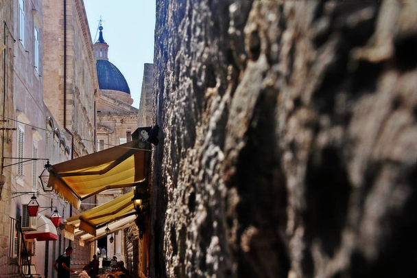 Dubrovnik-Neretva County, Dalmatia region, Croatia - June 26, 2017 - Scene of narrow street with vintage house in old town of Dubrovnik - Foto, immagini